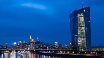 ARCHIV - Die Europäische Zentralbank (EZB) in Frankfurt/Main - mit dem neuen Leitzins fallen bei vielen Banken die Negativzinsen. Foto: Boris Roessler/dpa