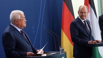 Bei der Pressekonferenz mit Bundeskanzler Olaf Scholz (SPD) macht Palästinenserpräsident  Mahmoud Abbas inzwischen international kritisierte Äußerungen. Foto: Wolfgang Kumm/dpa