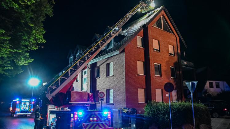 Der Blitz schlug in einen Dachstuhl eines Mehrfamilienhauses in der Wendstraße ein. Es klaffte ein großes Loch im Dach.