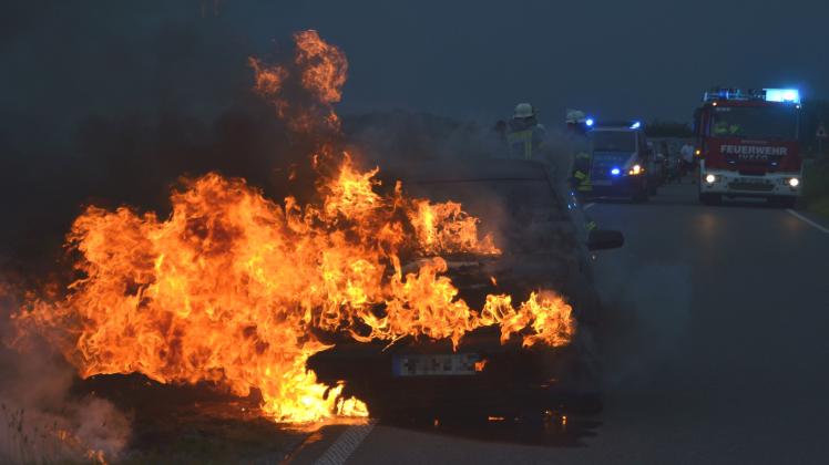Nach einem Motorschaden brennt ein schwarzer VW Golf auf der Marschchausee zwischen Poppenbüll und Tetenbüll voll aus.