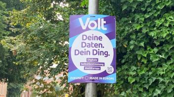 Die ersten Plakate hängen bereits: Volt wirbt im Wahlkreis Lingen um Stimmen.