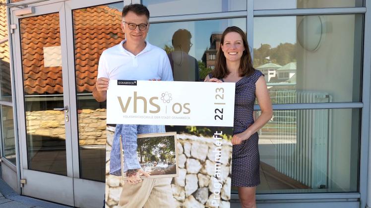 Das neue VHS-Programm für den Herbst präsentieren Ann-Christine Wöhler (Prokuristin) und Tobias Pischel de Ascensão (Geschäftsführer).