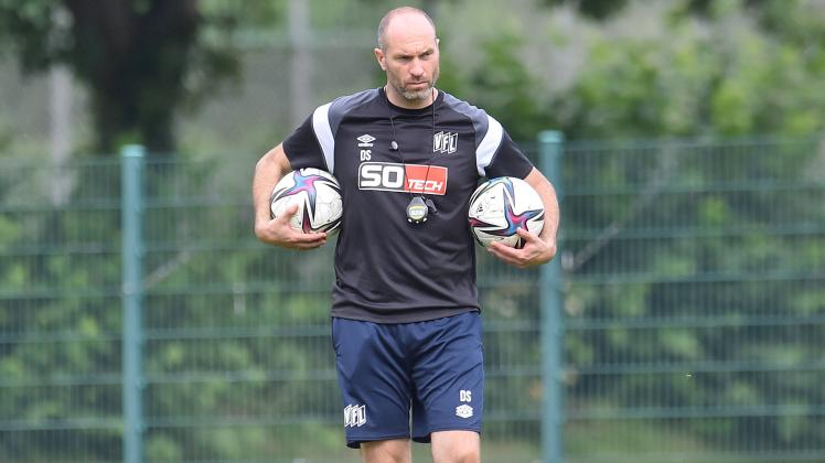 Fußball - 3. Liga - Training beim VfL Osnabrück am 17.08.2022 am Sportpark Illoshöhe in Osnabrück Trainer Daniel Schern