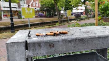 Am Papenburger Hauptkanal sieht man an fast an jeder Ecke Zigarettenstummel auf dem Boden. Hier haben sie es nur auf, nicht in den Mülleimer geschafft. 
