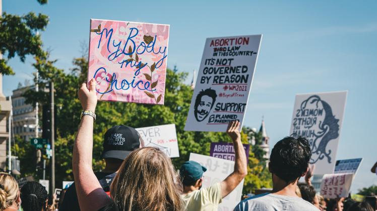 In den USA zogen tausende Menschen auf die Straßen, um gegen das Abtreibungsverbot zu demonstrieren. In Florida wurde einer 16-jährigen Schwangeren nun eine Abtreibung verboten. 