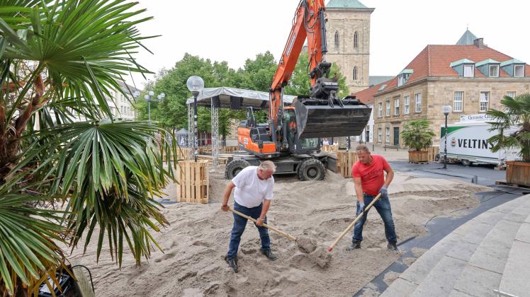 Osnabrück: #TheaterOs Beach vor dem Theater startet wieder, Sand wird rangekarrt und verteilt.  18.08.2022. 