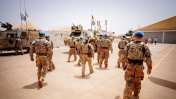 ARCHIV - Für die Truppenrotation schickt die Bundeswehr eine Zivilmaschine nach Mali. Die dortige Übergangsregierung behindert aktuell den Austausch mit Hilfe von Militärflugzeugen. Foto: Kay Nietfeld/dpa