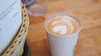 ARCHIV - Ein Cappuccino mit Herzform im Milchschaum. Foto: Annette Riedl/dpa7Archiv