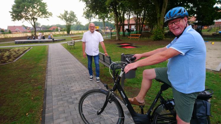 Am 30. Juli offiziell eingeweiht wird der neue Mehrgenerationenpark in Messingen bereits regelmäßig von Bürgern und Vereinen genutzt. Ansprechpartner für die Parknutzung ist unter anderem Aloysius Schmit (r.). Und Bürgermeister Ansgar Mey freut sich über das Engagement vieler Bürger. 