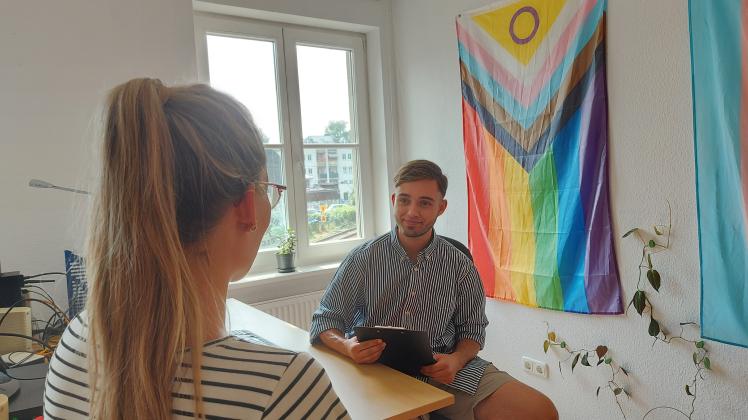 Im Klub Einblick in Schwerin werden schwule, lesbische, trans- und intergeschlechtliche Menschen Hilfe. Leo Schmidt, Koordinator West Beim LSVD Queer in MV berät Menschen in Notsituationen. 