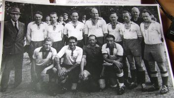 Die Fußball-Mannschaft des FC Nordmark Satrup im Jahr 1949 – ganz links Vereinsgründer und Sponsor Hans Redlefsen.