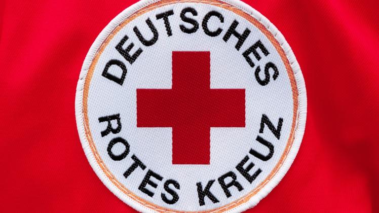 ARCHIV - Ein Aufnäher mit dem Logo des Deutschen Roten Kreuzes (DRK). Foto: Markus Scholz/dpa/Symbolbild