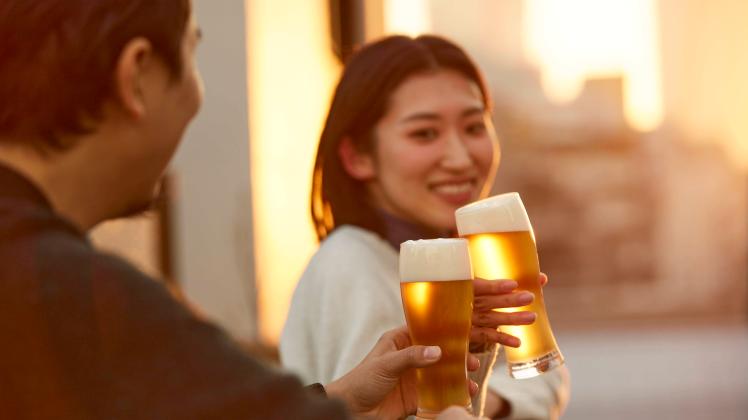 Japanese people having a drink outside AFLO182082393 PUBLICATIONxNOTxINxJPN , 182082393.jpg, ,model released, Symbolfoto
