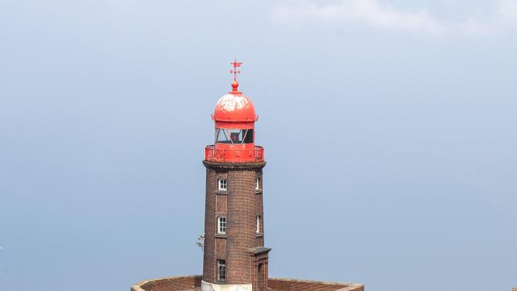 KINA - Schiefer Leuchtturm im Hafen