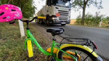 In Kneese müssen sich Radfahrer die Straße mit Lastwagen, Autos und Erntemaschinen teilen. 