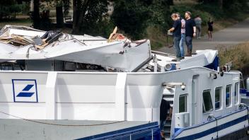 Ermittlungen an Bord: Das Führerhaus des Kohleladers wurde beim Crash mit einer Brücke abgerissen. Foto: Bernd Thissen/dpa