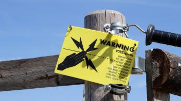 Schilder in der Landwirtschaft Hinweis auf durch Strom gesicherte Zäune *** Signs in agriculture Indication of fences se