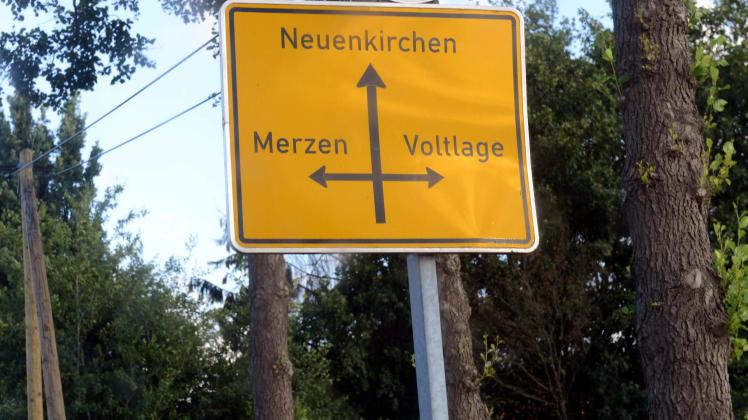 Verkehrsschild mit Hinweis auf Merzen, Neuenkirchen und Voltlage
