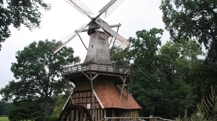Die Hüvener Mühle bei Sögel wird mit Wasser und Wind betrieben.