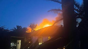 HANDOUT - Flammen hinter der Villa von Giorgio Armani,. Foto: Hons/Armani Press Office/AP/dpa - ACHTUNG: Nur zur redaktionellen Verwendung und nur mit vollständiger Nennung des vorstehenden Credits