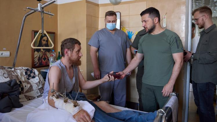 Ukraine-Krieg - Selenskyj besucht Krankenhaus in Lwiw