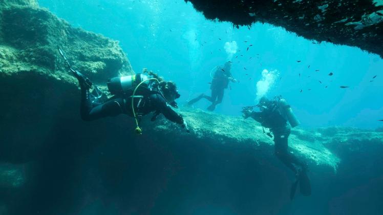 Eine Gruppe von Sporttauchern schwimmt in der Höhle. Höhlentauchen im Mittelmeer, Zypern, Europa *** a Group from scuba