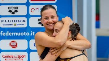 Lena Hentschel (r) und Tina Punzel freuen sich über ihren Erfolg. Foto: JoKleindl/dpa