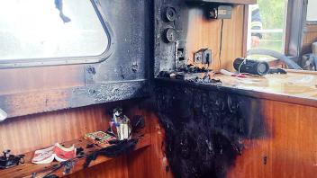 Die Brandstelle im Boot, betroffen war auch die Sitzecke.
