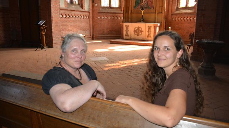 Sie freuen sich auf viele Besucher zum Kirchenjubiläum in Dömitz: Pastorin Inga Roetz-Millon (r.) und Renate Freitag von der Initiative LuK