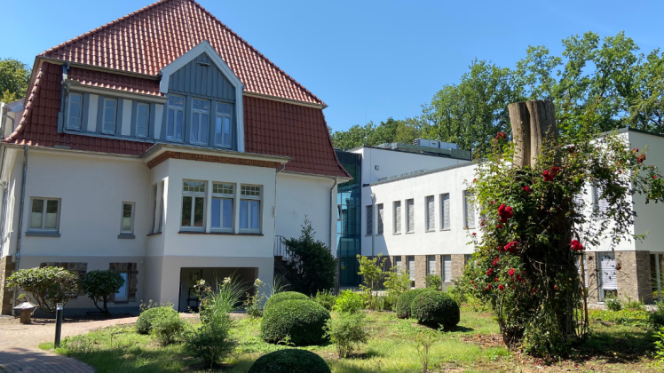 Der sanierte Altbau der Fachklinik Oldenburger Land ist über das Glastreppenhaus mit dem neuen Bettenhaus verbunden.