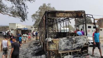 Ein ausgebrannter Lastwagen nahe der nordalgerisch-tunesischen Grenze. Foto: Mohamed Ali/AP/dpa