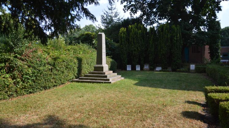 Ein Denkmal und Grabsteine auf dem Michaelisberg in Schleswig