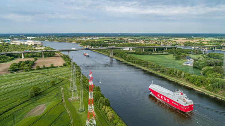 Ein Schiff durchfährt den Nord-Ostsee-Kanal.