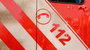 Die Notrufnummer «112» steht auf einem Einsatzfahrzeug der Feuerwehr. Foto: Thomas Warnack/dpa/Symbolbild