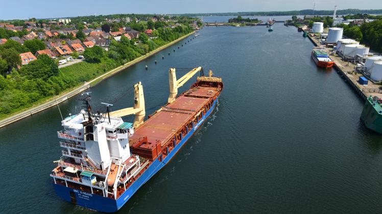 Frachtschiff fährt in die Schleuse Kiel-Holtenau *** Cargo ship enters Kiel Holtenau lock 1038804364