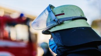 ARCHIV - Ein Feuerwehrmann mit Helm und Maske. Foto: Philipp von Ditfurth/dpa/Symbolbild