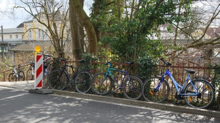 Die Gemeinde Holm sieht kein Problem mit Fahrrädern im öffentlichen Raum und verzichtet daher auf die Pflicht für Fahrradabstellplätze auf Privatgrundstücken.
