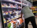 Einkauf in einem Supermarkt oder Discounter zu Zeiten von Corona und Krieg in der Ukraine. Einkauf in Zeiten von Corona