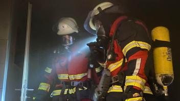 Ein Kellerbrand in Schwarzenbek sorgte am Donnerstagabend für einen größeren Einsatz in einem Wohn- und Geschäftshaus im Stadtzentrum.