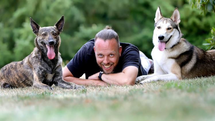Mark Seidler - hier mit seinen beiden Hunden Ray (links) und Leevi - will sein Wissen weitergeben.