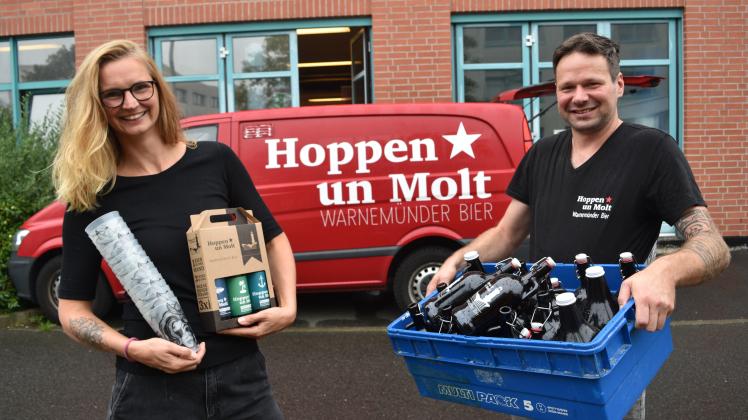 Führen zusammen die Brauerei Hoppen und Molt: Sylvia Joeck und Brauer Henry Gidom. Das berufliche Glück hat Neujahr ihr Sohn Kalle gekrönt. 