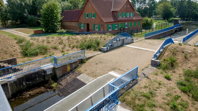 Die Mühlendammschleuse in Rostock ist trockengelegt. Eine vollständige Sanierung wird aktuell durch eine neue Machbarkeitsstudie jedoch nicht empfohlen.