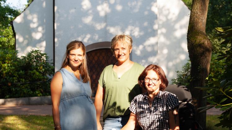 Annbritt Menck (35, von links), Susanne Brandt (41) und Sabrina Andresen (41) freuen sich auf das Jubiläumsfest, bei dem auch 70 Jahre Friedenskirche gefeiert wird.
