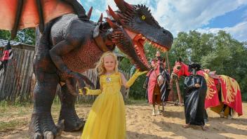 Sonka spielt die Prinzessin in einem Theaterstück mit Drachen. Foto: Patrick Pleul/dpa/ZB