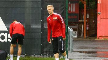 ARCHIV - Timo Baumgartl (M) ist kürzlich wieder ins Mannschaftstraining des 1. FC Union eingestiegen. Foto: Michael Hundt/dpa