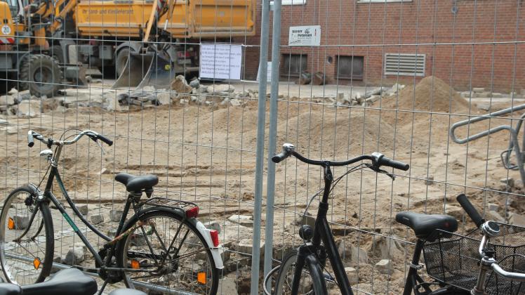 Fahrräder stehen am 19. August 2022 an einem Bauzaun am Niebüller Bahnhof. Dort wird der Abstellplatz für Fahrräder erneuert und von gut 400 auf rund 550 Stellplätze erweitert.