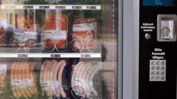 02.08.2020, Grillfleisch aus dem Automaten. *** 02 08 2020, grilled meat from vending machines 