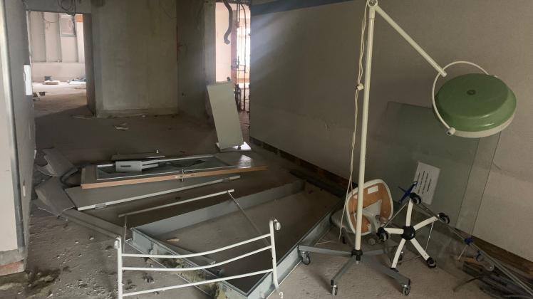 Erschütternde Zustände: Sogar medizinische Gerätschaften und Mobiliar befinden sich - beschädigt - noch im Inneren des einstigen Krankenhauses. 