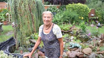 Auch mit über 80 Jahren ist Anneliese Wagner fast täglich in ihrem Garten zu Gange. 