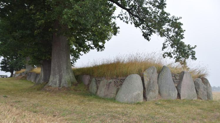 Rund 5500 Jahre alt ist das sogenannte Langbett bei Karlsminde, Gemeinde Waabs. Das jungsteinzeitliche Kulturgut gehört heute zu den 15 Orten entlang in Megalith-Route in Schleswig-Holstein.